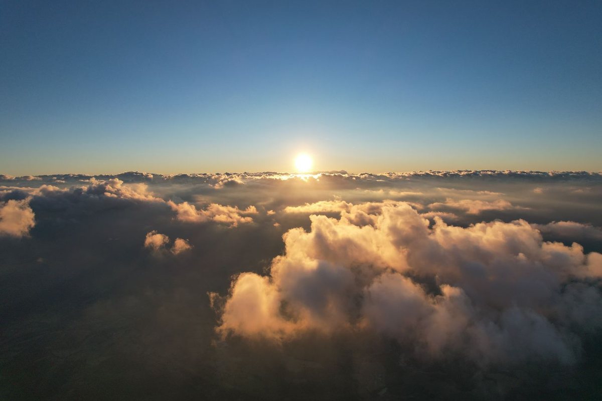 雲海の向こうから昇る朝日
