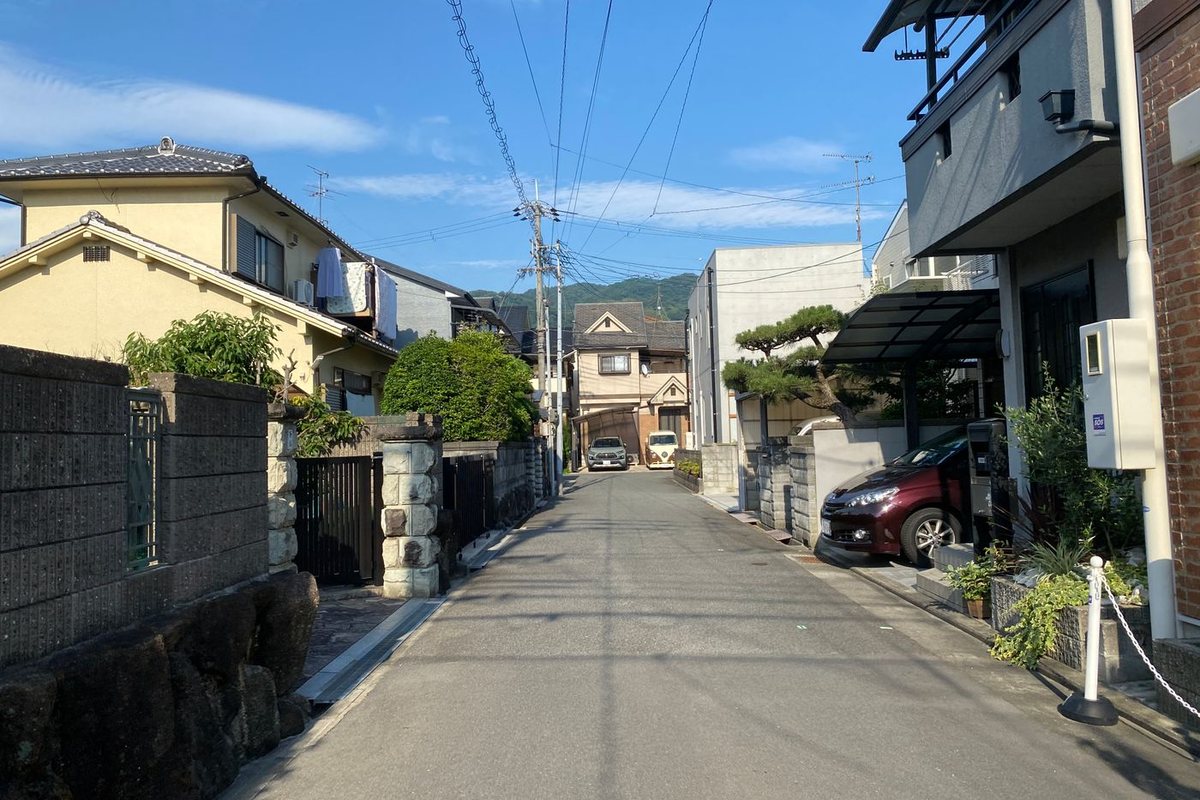 晴れた日の、住宅街のまっすぐな道