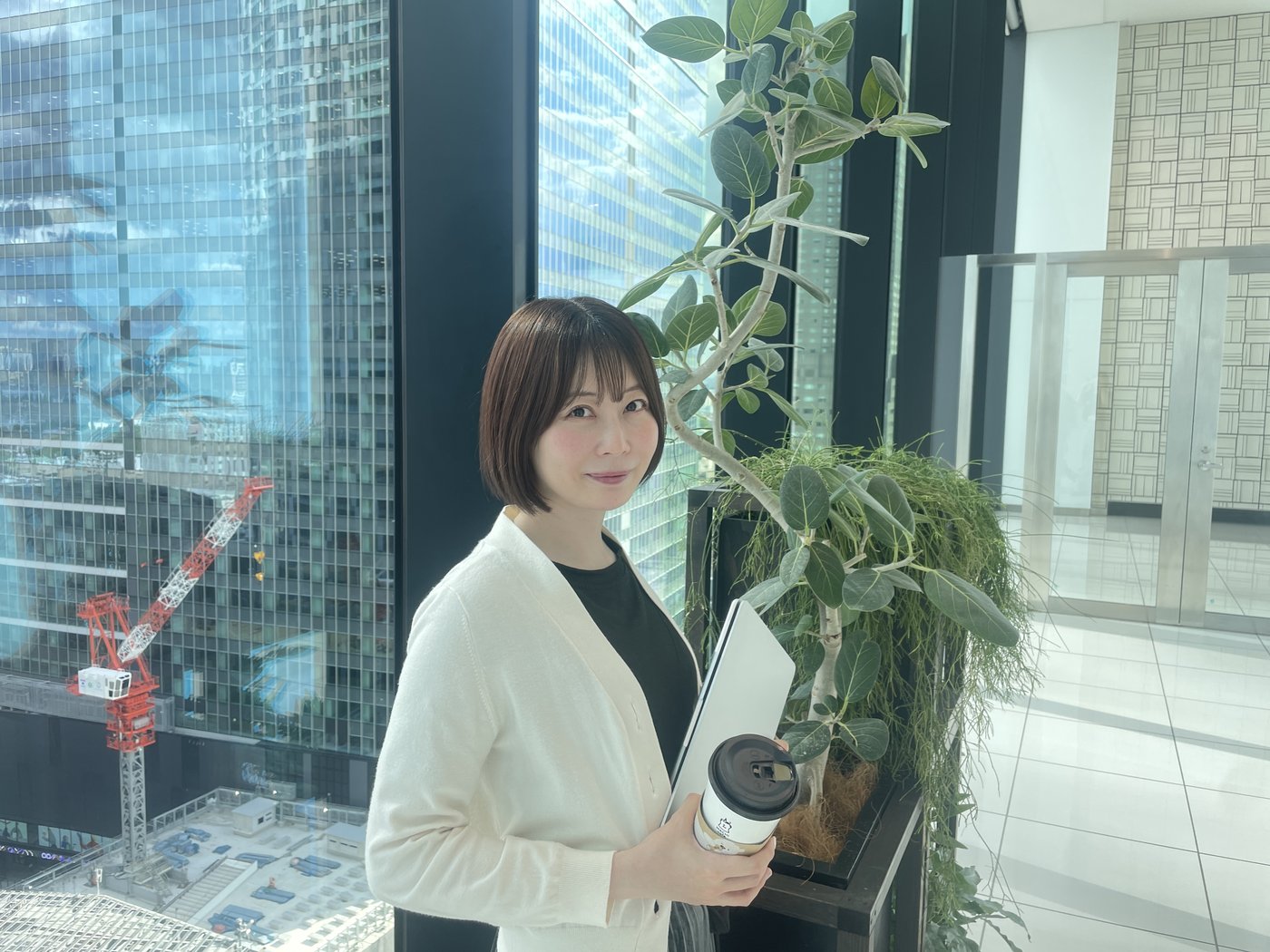 ツギステで相談を担当する桜のどか（株式会社ツギステ取締役／元アイドル（9年）／キャリアコンサルタント（国家資格））が窓辺で仕事をしている様子