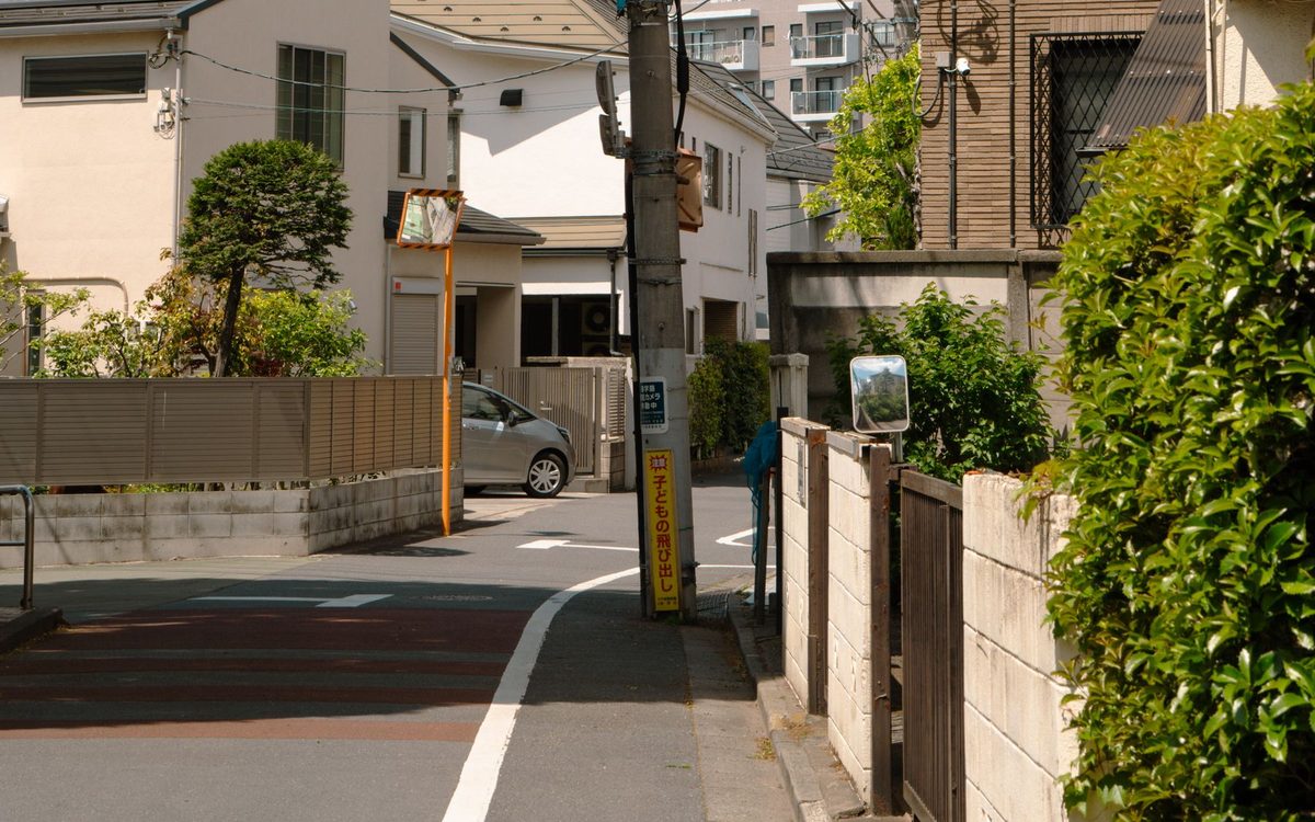 電柱と家が並ぶ、住宅街の道の分かれ道