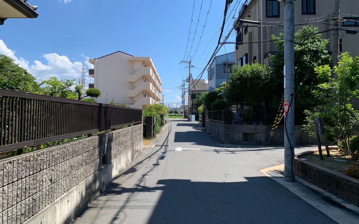 晴れた日の、静かな住宅街の道