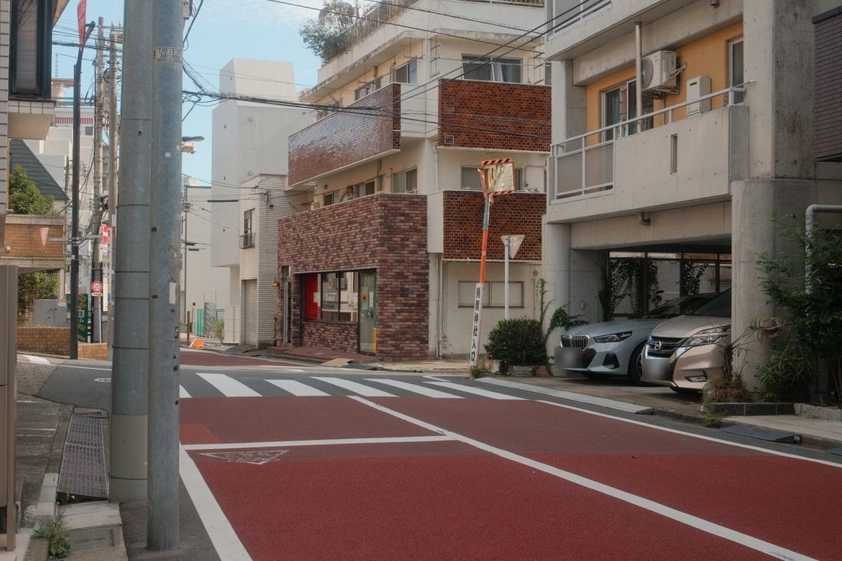 人のいない、昼下がりの住宅街の通り