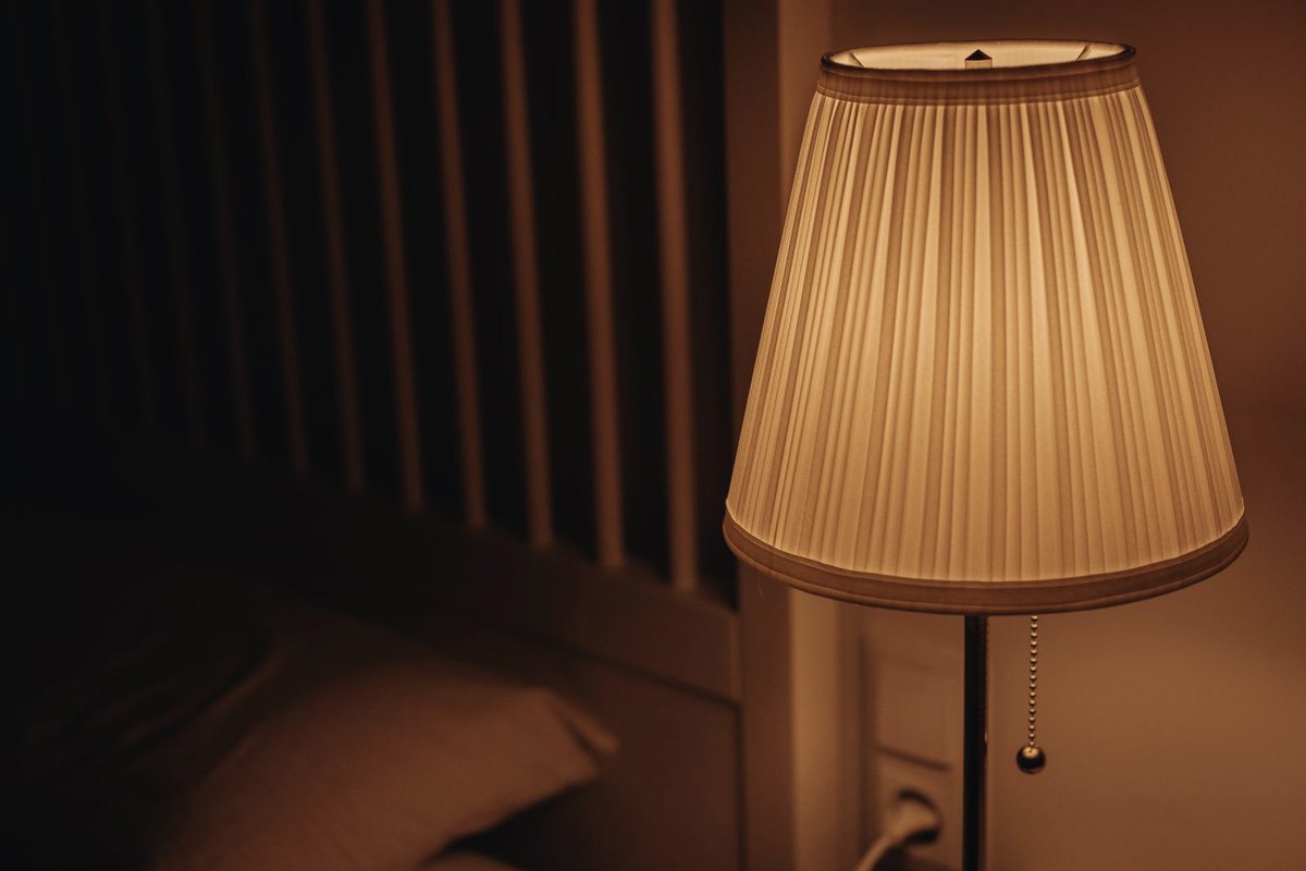 夜の部屋に、スタンドの明かりだけがついている