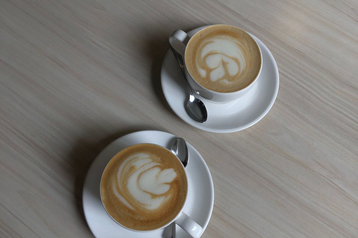 テーブルに並んだ、二つのコーヒーカップ