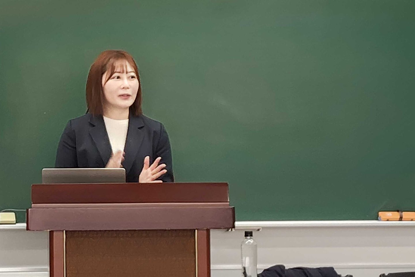 大学の講義に登壇し、話をしている監修者の桜のどか