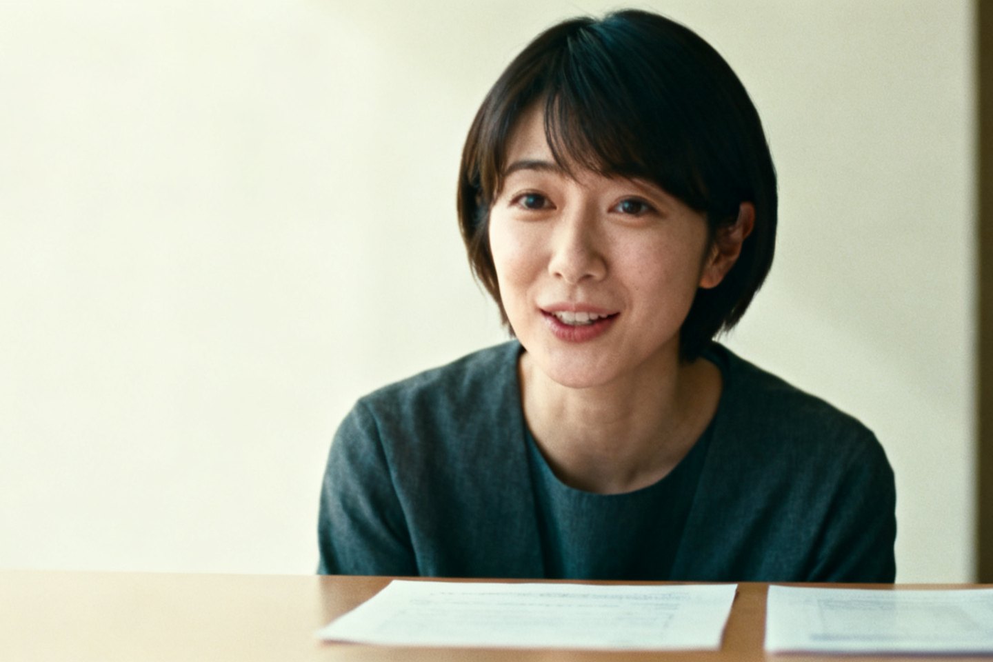 相談の席で、テーブル越しに話をしている女性