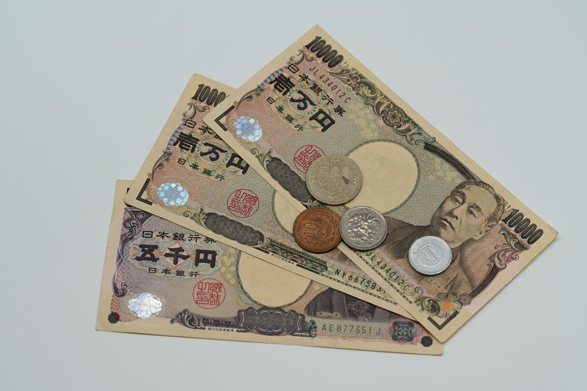 日本円の紙幣と硬貨のクローズアップ