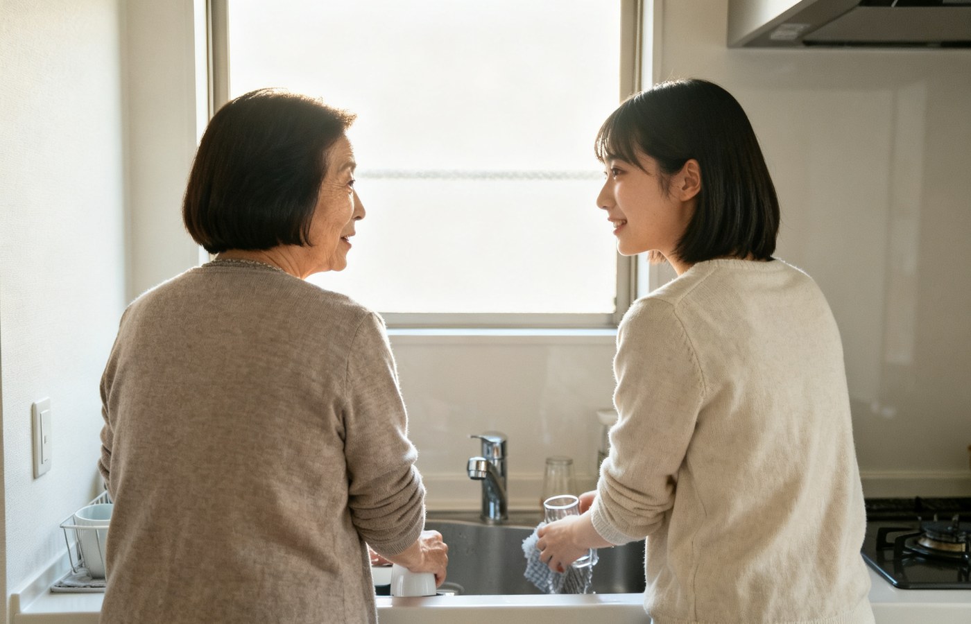 台所で、母親と娘が並んで洗い物をしながら話している